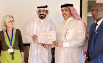 سعادة رئيس مجلس إدارة جمعية حماية البيئة يجتاز دورة الإدارة المستدامة للأراضى